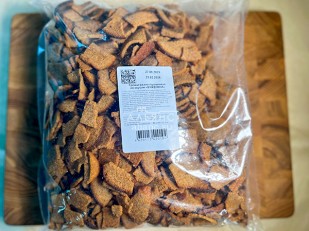 Чипсы из лаваша: Гренки черные со вкусом буженины